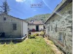 Appartamento con ingresso indipendente, ampio giardino e annessa casa in sasso