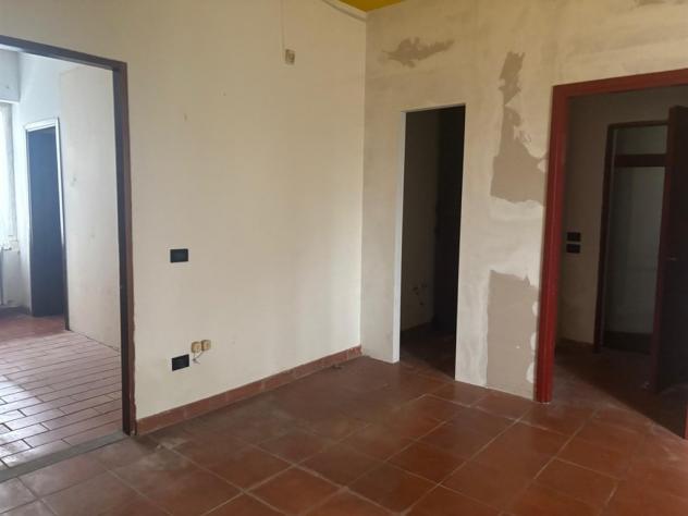 VILLA SINGOLA CON DUE APPARTAMENTI DA PARZIALMENTE RISTRUTTURARE - Foto 6