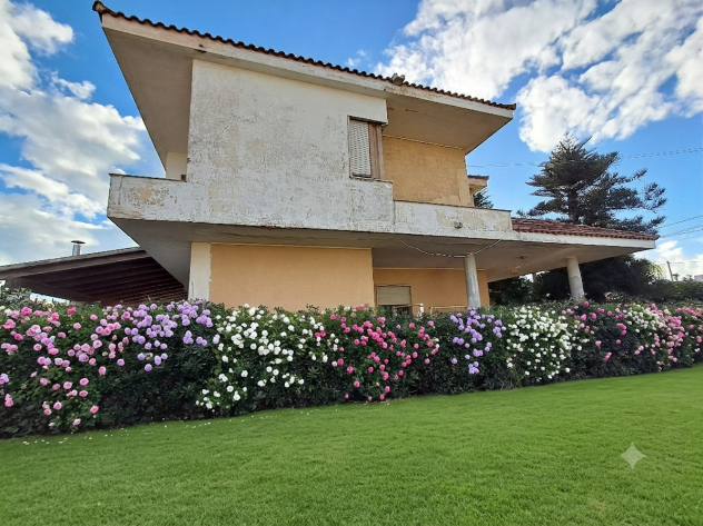 FANUSA:VILLA QUADRIVANI+DOPPI SERVIZI SU DUE LIVELLI A POCHI PASSI DAL MARE