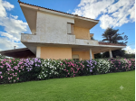 FANUSA:VILLA QUADRIVANI+DOPPI SERVIZI SU DUE LIVELLI A POCHI PASSI DAL MARE