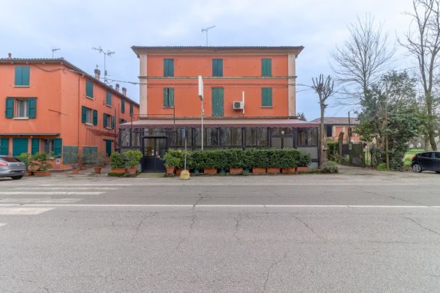 Ristorante su strada di forte passaggio