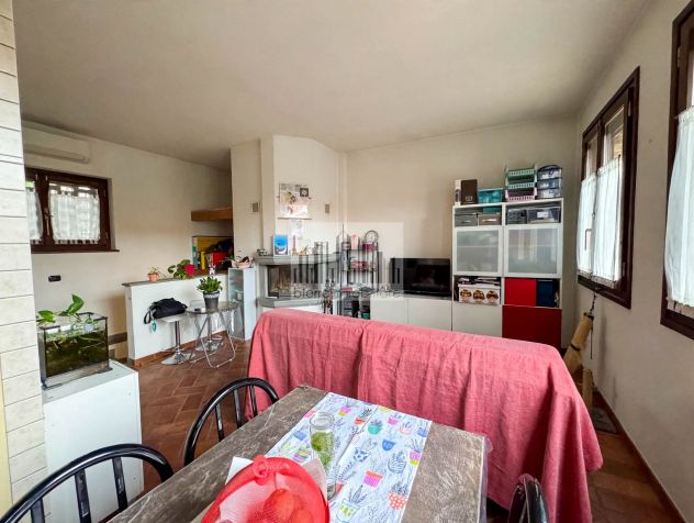 Trilocale ristrutturato con posti auto coperto - Foto 3