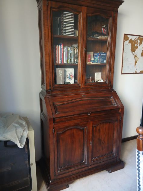 Credenza classica in legno con vetrinetta