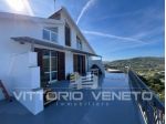 Appartamento al piano 1° con ingresso indipendente, ampia terrazza e sottotetto