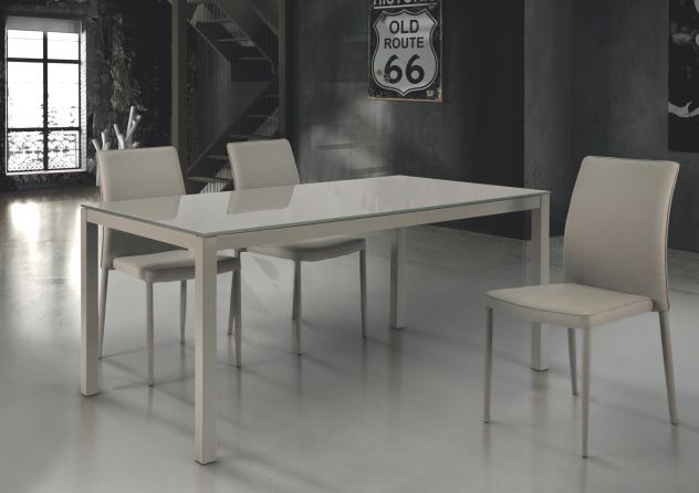 Tavolo con piano in vetro struttura in metallo Cod 009M