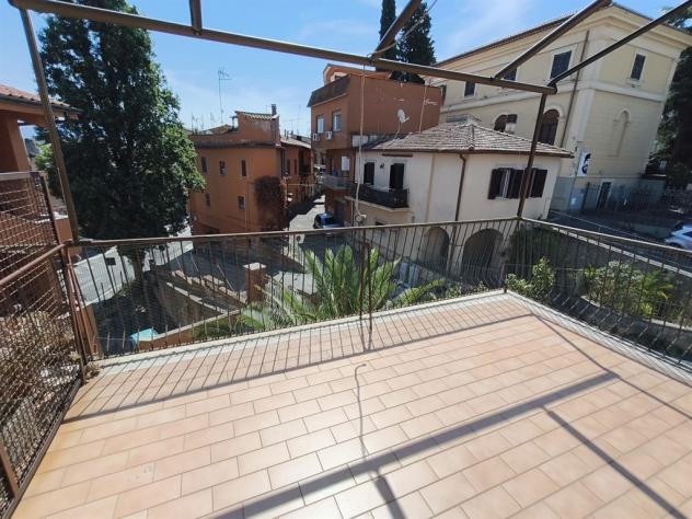 AMPIO TRILOCALE CON TERRAZZO - Foto 11