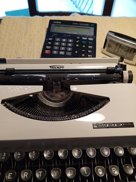 VENDO MACCHINA DA SCRIVERE  PORTATILE TIPPA TRIUMPH  VINTAGE - Foto 2
