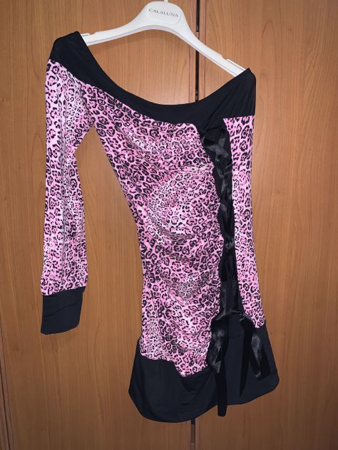 UNA MAGLIETTA NUOVA MA VINTAGE DA DONNA/RAGAZZA ELASTICIZZATA CON UNA MANICA SOL