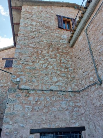 PORZIONE IN PIETRA DI UN CASALE A SPOLETO - Foto 4