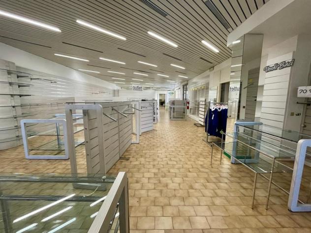 ottimo grande negozio con vetrine, magazzino, uffici - accesso carraio riservato - Foto 3