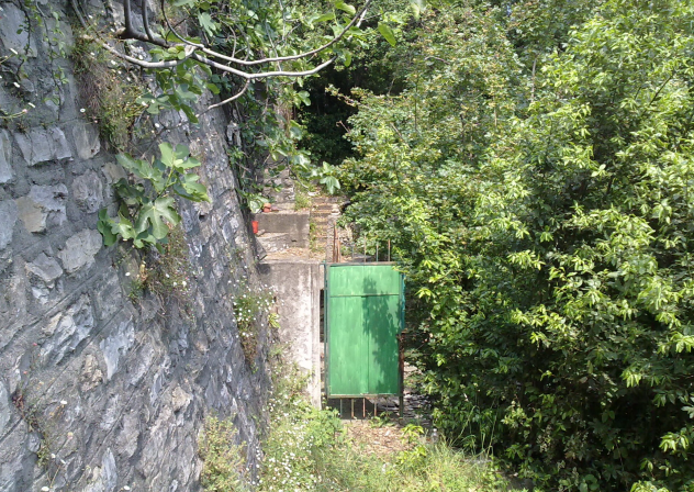 Vendesi tipica casa in sasso censita A4 di due locali con 1830 mq di terreno.