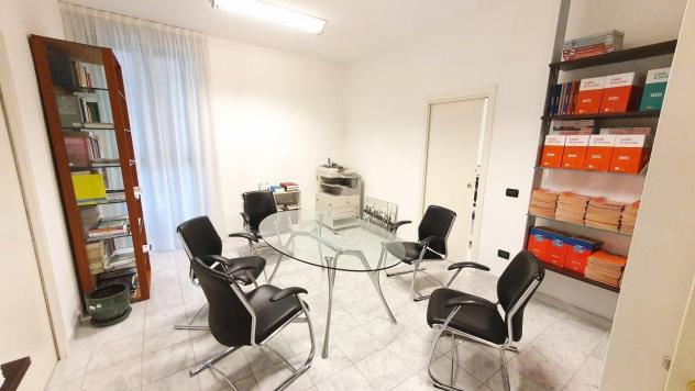 locale commerciale in vendita a Massa in zona Marina di Massa