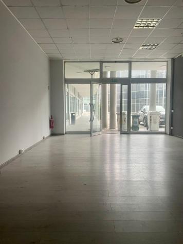 Negozio mq. 70 con posto auto - Foto 2