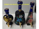 bottiglie in vetro dipinte a mano con rubinetto con vino liquoroso