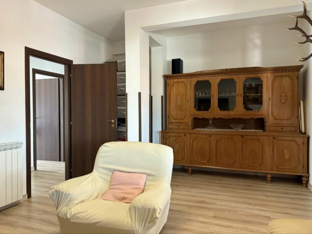 Marina di Massa, in pieno centro e a pochi passi dal mare: attico al 4° piano con ascensore, composto da ingresso, sala, ampia cucina, disimpegno, 3 c - Foto 12