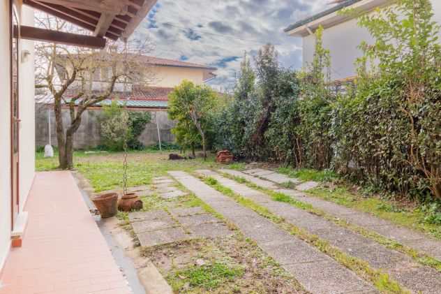 VILLA SINGOLA CON TRE CAMERE E GIARDINO DI 200 MQ - Foto 9