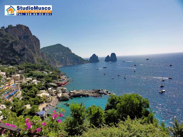 StudioMusco vende a Capri, su via Marina Piccola panoramicissimo appartamento indipendente. Con ampia terrazza panoramica, piccolo giardinetto, posto - Foto 5