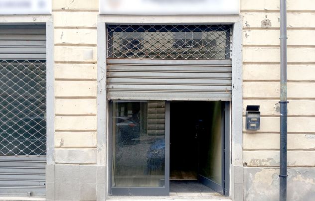 VIA INDIPENDENZA: Fondo commerciale con due ampie vetrine - Foto 3