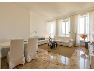 Appartamento di 150 m² con 5 locali in affitto a Milano