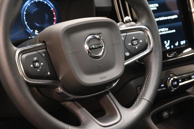 VOLVO XC40 (2017--) XC40 T2 Geartronic Momentum Pro - Foto 9