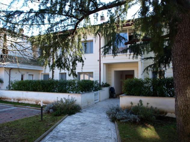 APPARTAMENTO INDIPENDENTE di 3 vani e di 100 mq (CAMAIORE) rif. 2001