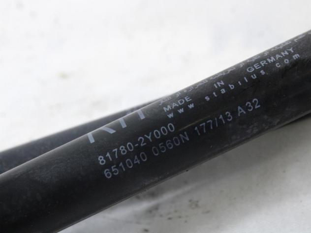 81770-2Y000 COPPIA PISTONCINI ASTE AMMORTIZZANTI PORTELLONE COFANO POSTERIORE BAULE HYUNDAI IX35 2.0 D 4X4 100KW AUT 5P (2013) RICAMBIO USATO 81780-2Y - Foto 5