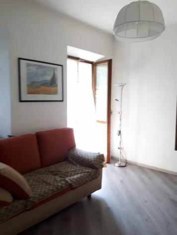ristrutturata nel 2015 su due livelli: al piano terra ampia cucina, con caminetto, sala e scala di collegamento posta tra i due vani, piano primo dis - Foto 19