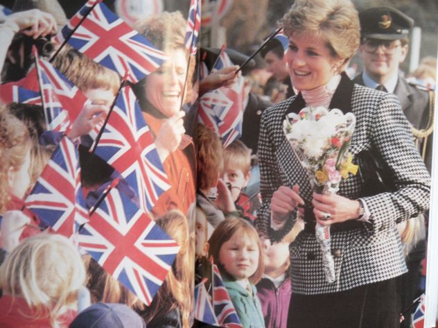 PRINCIPESSA DIANA TUTTO IN INGLESE RIVISTA E FATA A MANO - - Foto 4