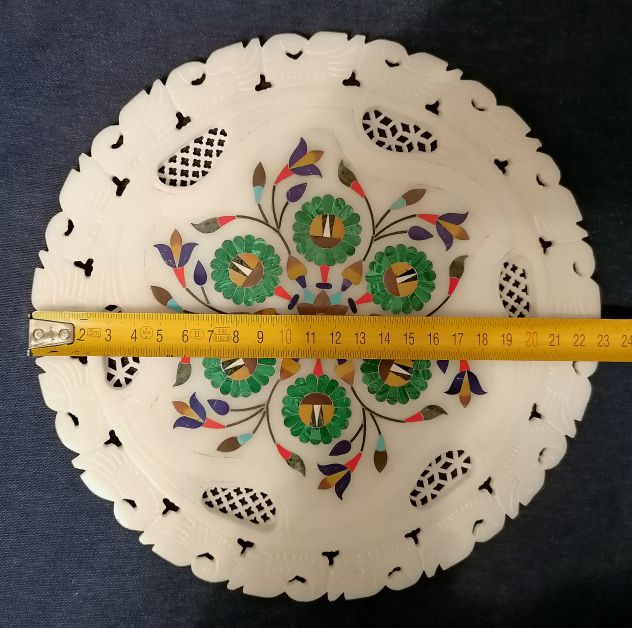 PIATTO IN MARMO BIANCO TRAFORATO E INTARSIATO IN PIETRE DURE. INDIA, SECOLO XX. - Foto 9