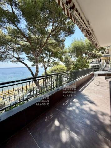 LAIGUEGLIA: SPLENDIDA SOLUZIONE FRONTE MARE CON BOX AUTO