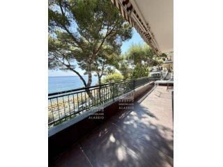 LAIGUEGLIA: SPLENDIDA SOLUZIONE FRONTE MARE CON BOX AUTO
