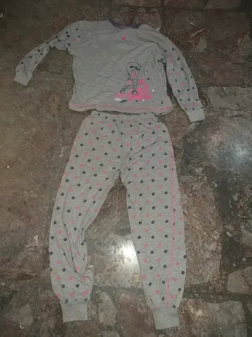Lotto vestiti bambina 7anni 2 pigiami 2 pezzi 2 pantacollant In buono stato - Foto 4
