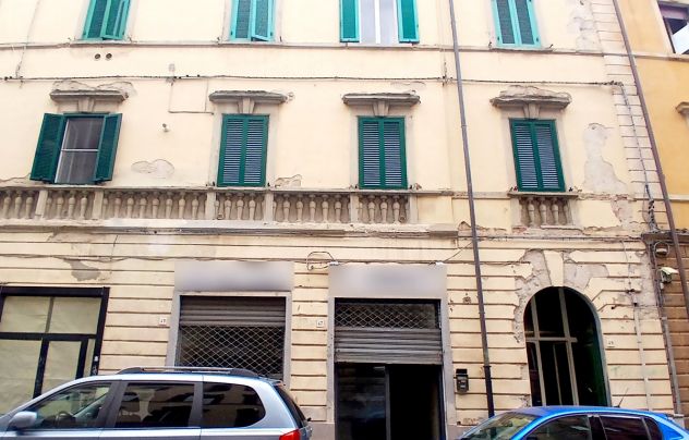VIA INDIPENDENZA: Fondo commerciale con due ampie vetrine