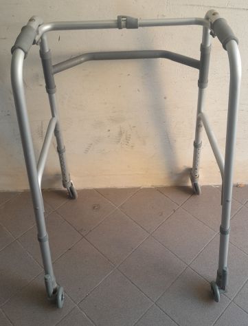Deambulatore pieghevole, regolabile in altezza con 2 ruote piroettanti - Foto 5
