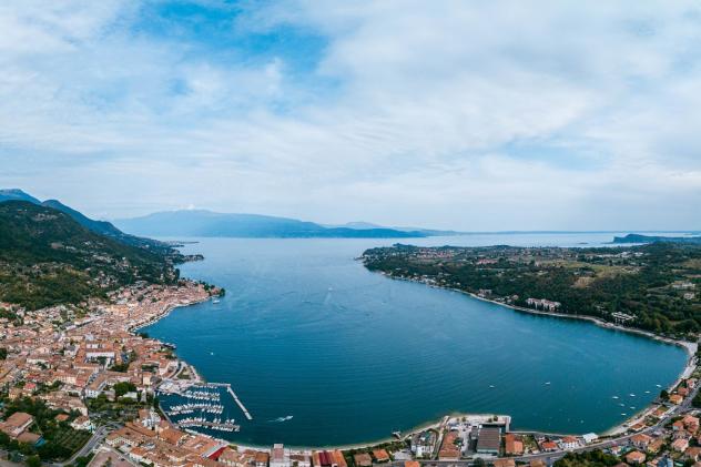 VILLA ESCLUSIVA CON GIARDINO E SPLENDIDA VISTA LAGO