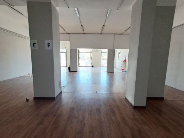 SCALA GRECA:BASSO COMMERCIALE DI MQ 230.3 VETRINE SU STRADA - Foto 10