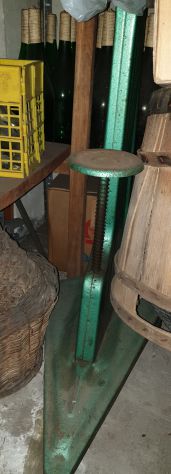 imbottigliatrice a colonna a leva vintage per tappi di sughero e sintetici