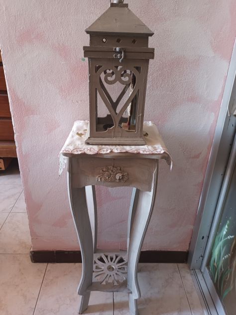 Tavolo vintag con una lanterna