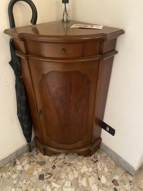 Mobile interamente in legno massello