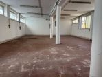 Locale 200mq finestrato con piazzale carico e scarico,