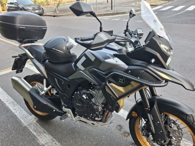 Moto praticamente nuova 2500 km usata poco e nemmeno 2 anni di vita. 4.500 tratt