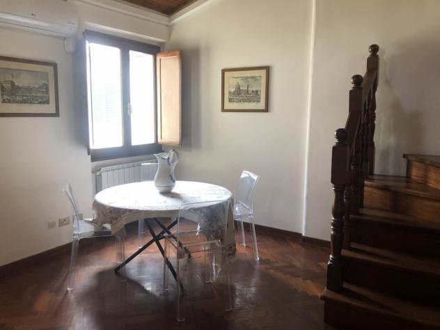 PIAZZA SAN MARCO vicinanze affittiamo per un periodo transitorio una caratteristica mansarda arredata disposta su due piani con veduta panoramica su F - Foto 2