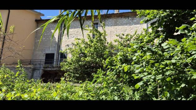 Fossombrone in zona centralissima, riservata e tranquilla proponiamo in vendita casa indipendente cielo-terra con ampia corte esclusiva, una vera oas