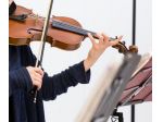 Violinista classica (possibile violino elettrico) e quartetto d'archi