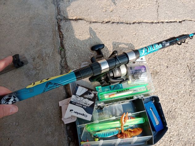 Lotto di 4 canne da pesca Decathlon per acqua dolce, modello 240, con relativi a - Foto 8