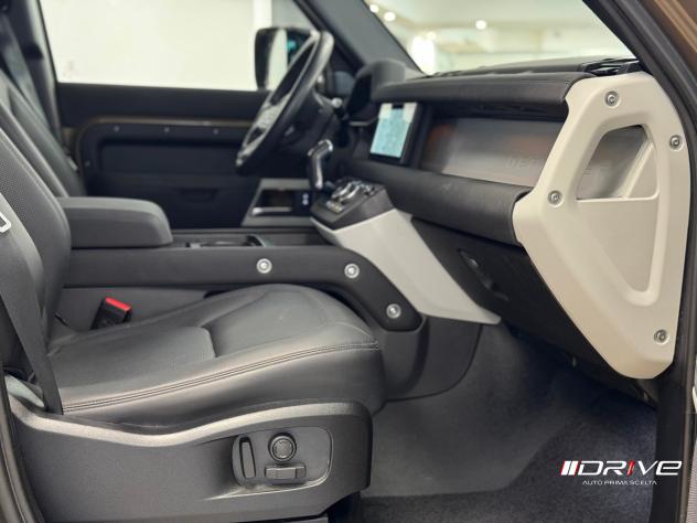 LAND ROVER Defender (2019) Defender 110 3.0D I6 300 CV AWD Auto SE - Foto 8