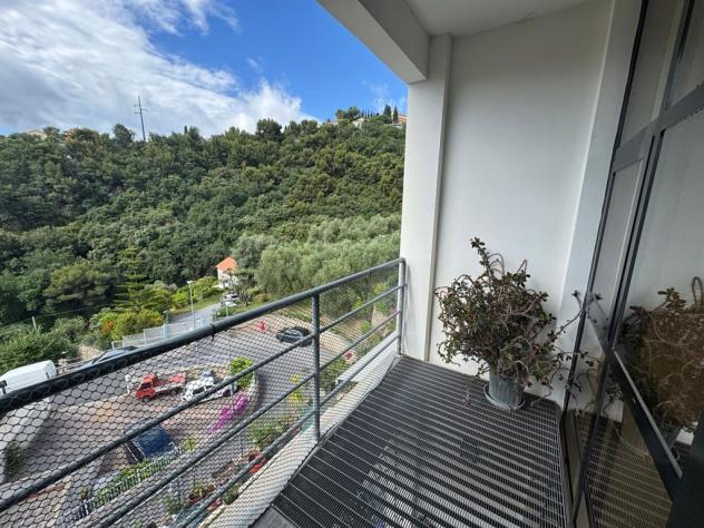 Alassio, a soli 1,5 km dal mare, proponiamo elegante villa a schiera su più livelli, dotata di ingresso indipendente e libera su tre lati. cantina e - Foto 14