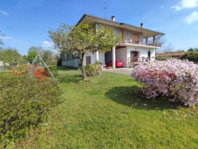 Casa indipendente di 435 m² con più di 5 locali e box auto in vendita a Oleggio Castello