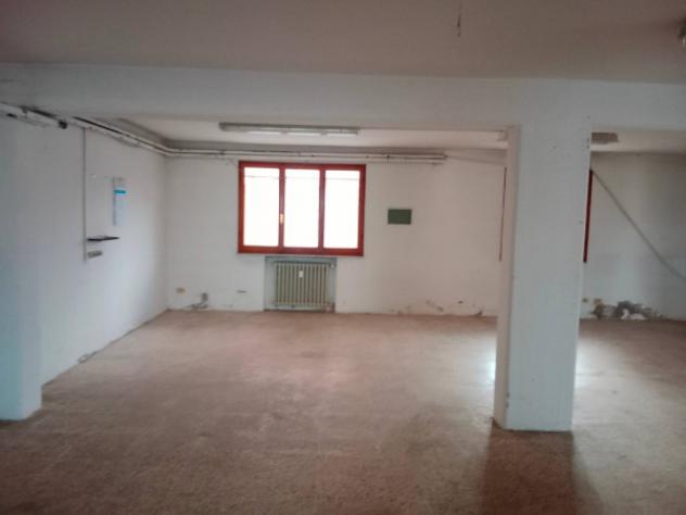 Immobile di 200 m² in affitto a Carpi