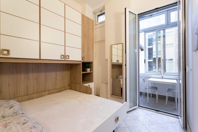 AMPIO E LUMINOSO MONOLOCALE CON VERANDA (NAVIGLI)